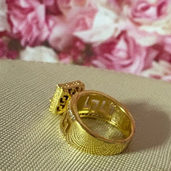 Elegant Gold Ring with Black Gemstone - Picture 14 of 15